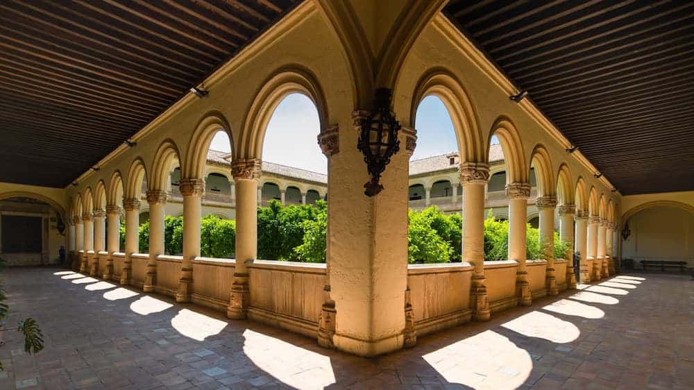 claustro del monasterio de san jerónimo